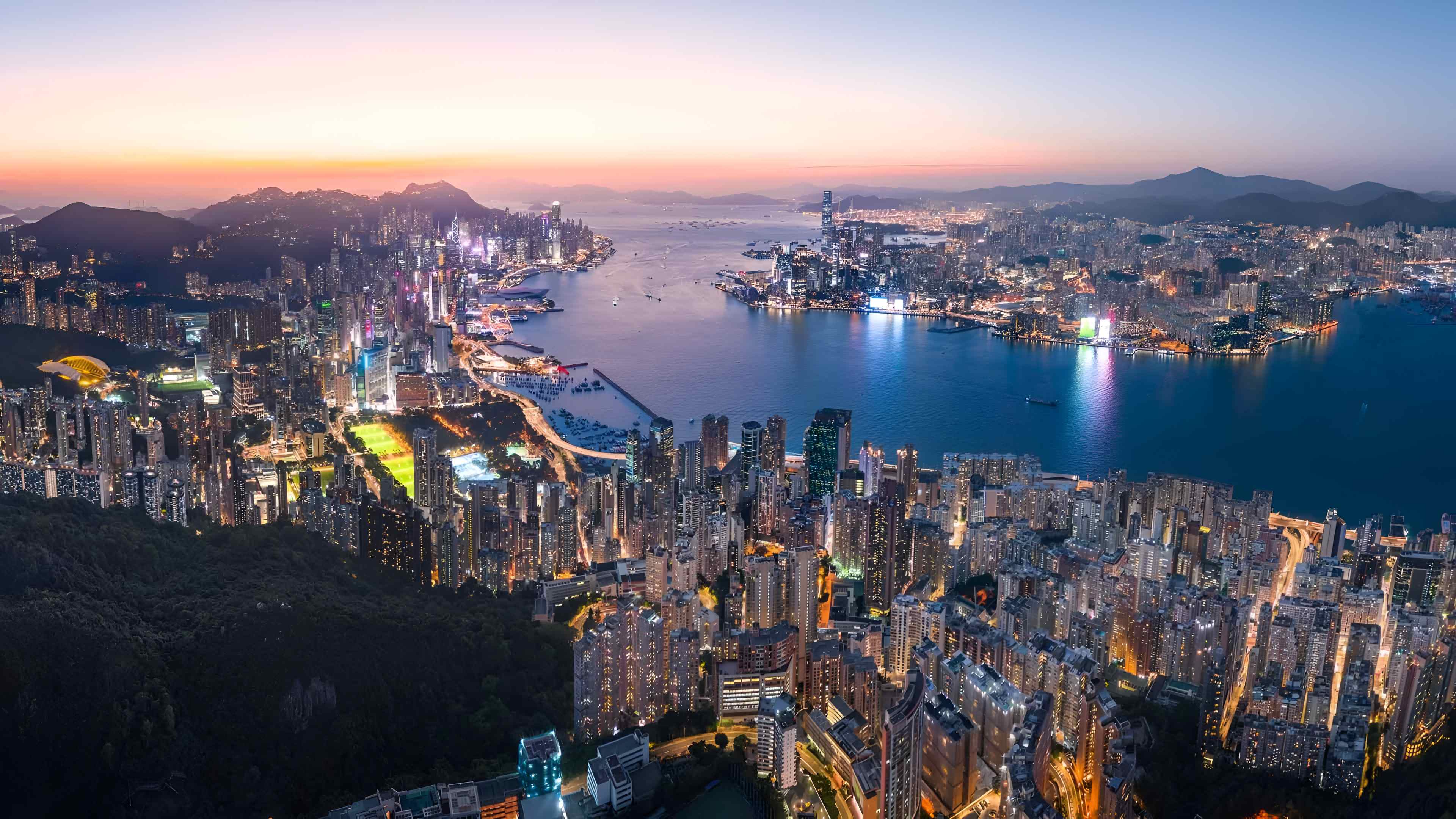 香港城市天際線與維多利亞港日落景色